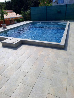 Maison charmante à Petit-Bourg avec piscine partagée